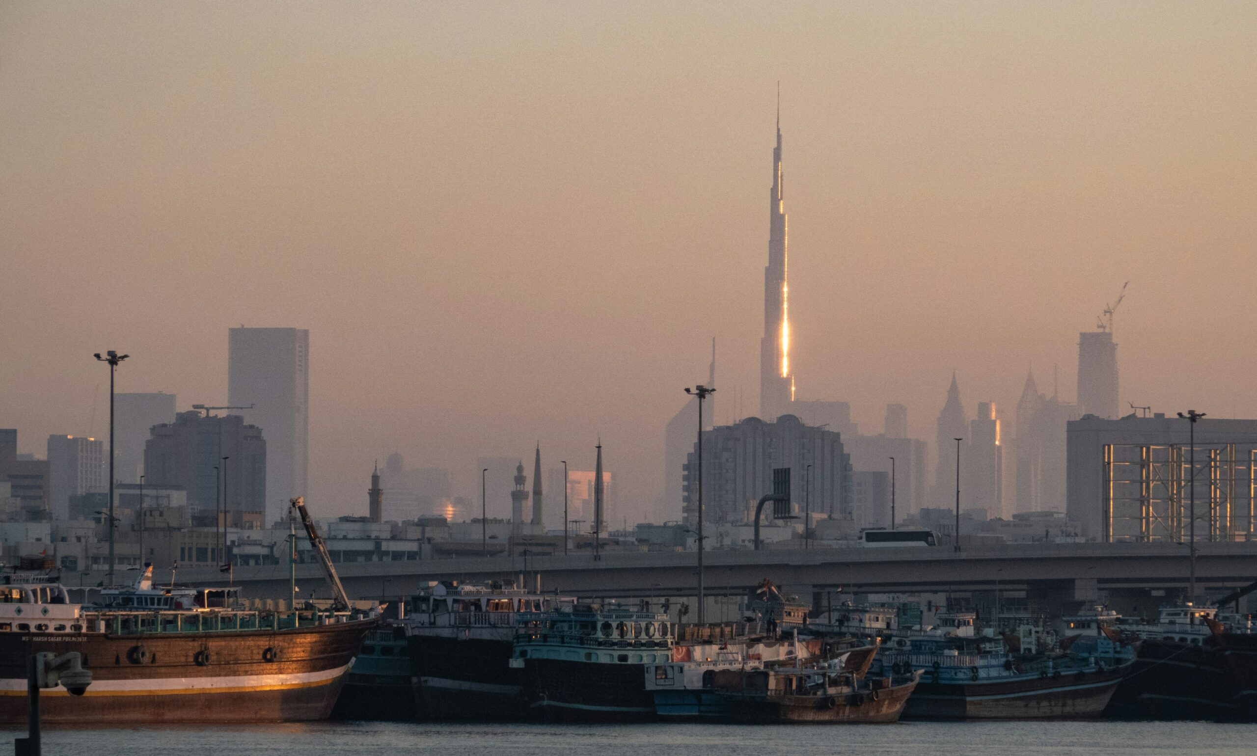 Skyline de Dubaï représentant les services administratifs continus