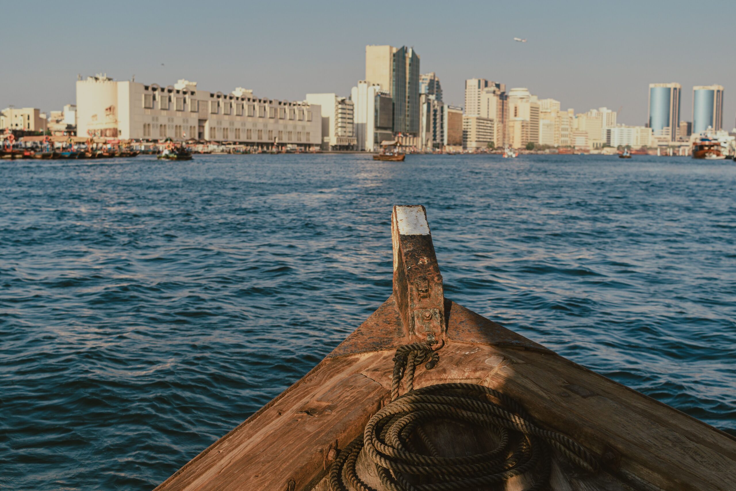 Dubai Creek et abra traditionnel représentant le parcours aux EAU