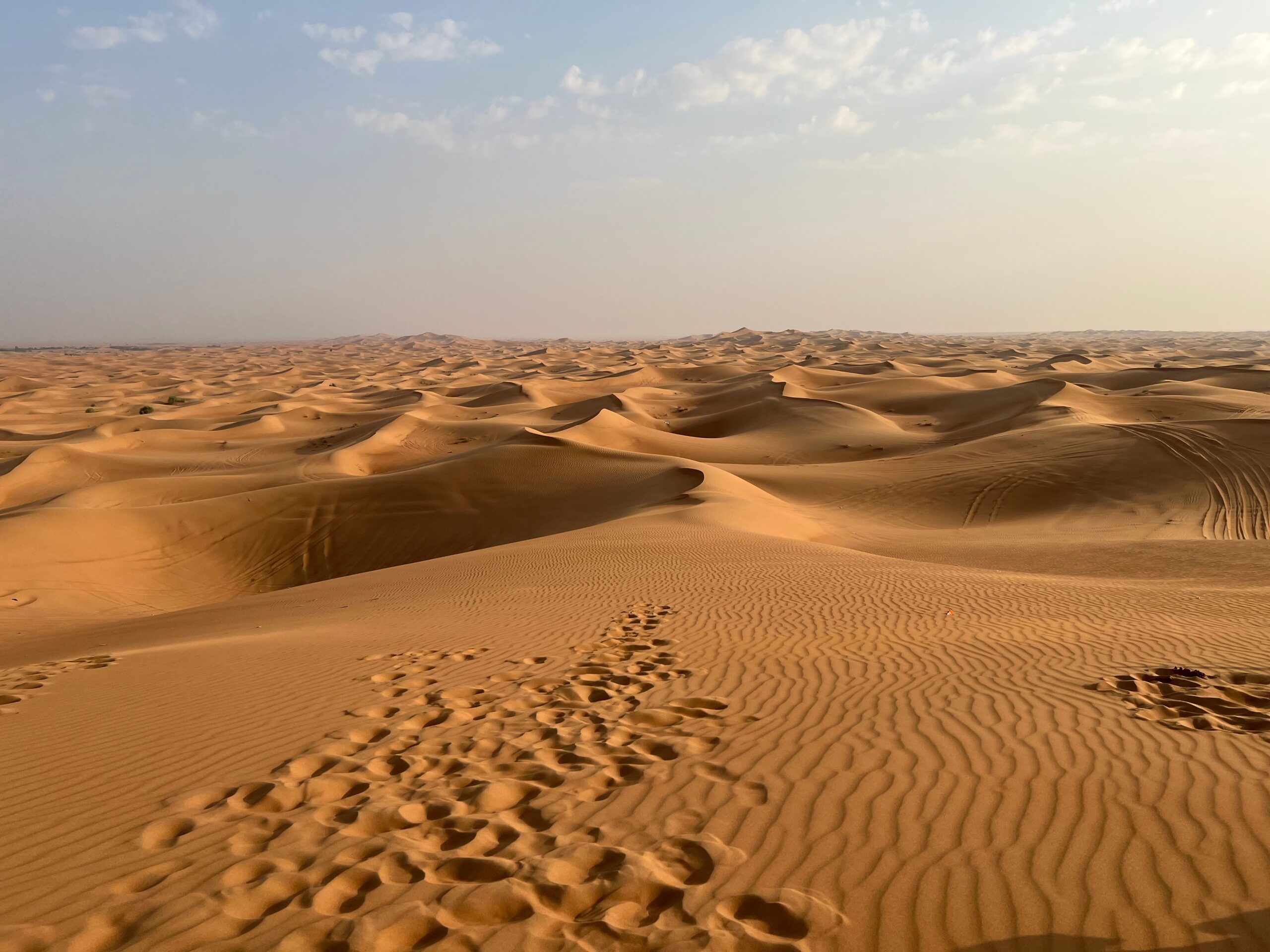 Paysage désertique arabique représentant le voyage des EAU vers Oman